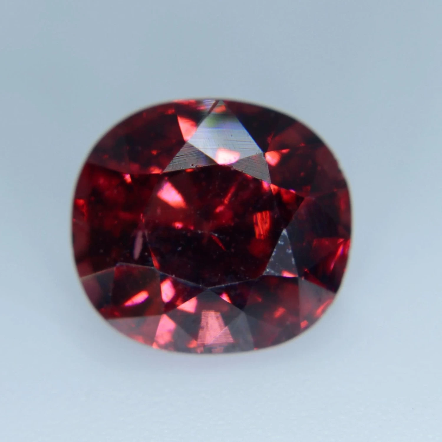 Natural Garnet | Cushion Cut | 3.92 Carat 4 Natural Garnet | Cushion Cut | 3.92 Carat - Image 4