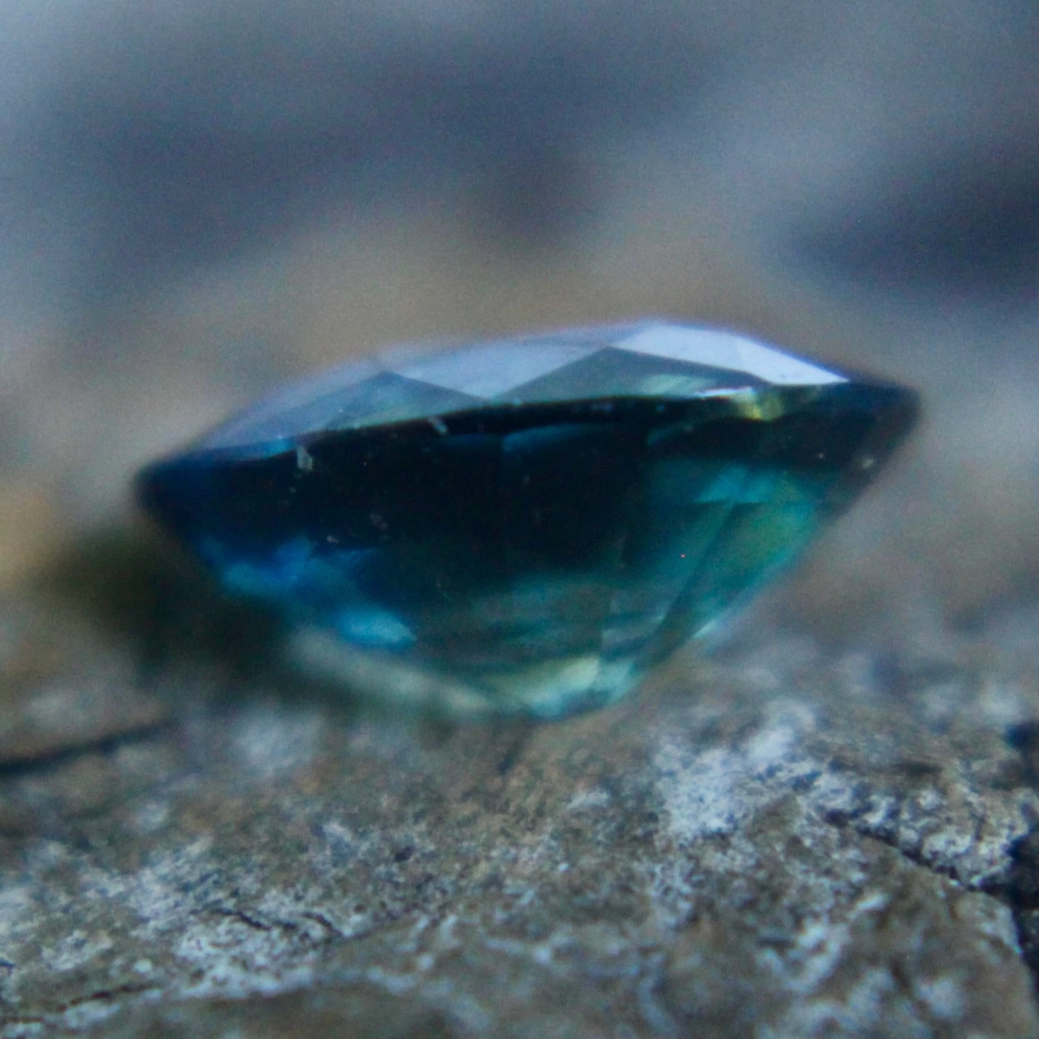 Natural Green Sapphire – 0.92 Carat Oval Cut | Eye Clean | Unheated Earth-Mined Gemstone 3 Natural Green Sapphire – 0.92 Carat Oval Cut | Eye Clean | Unheated Earth-Mined Gemstone - Image 3