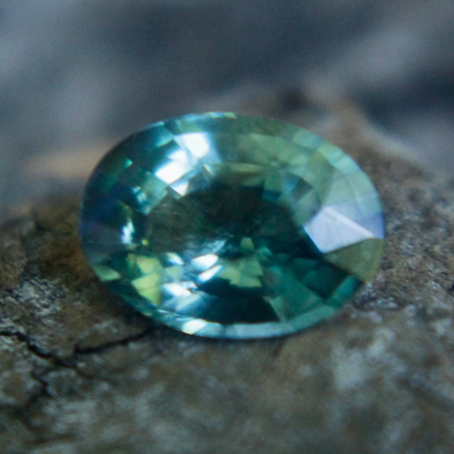 Natural Green Sapphire – 0.92 Carat Oval Cut | Eye Clean | Unheated Earth-Mined Gemstone 4 Natural Green Sapphire – 0.92 Carat Oval Cut | Eye Clean | Unheated Earth-Mined Gemstone - Image 4