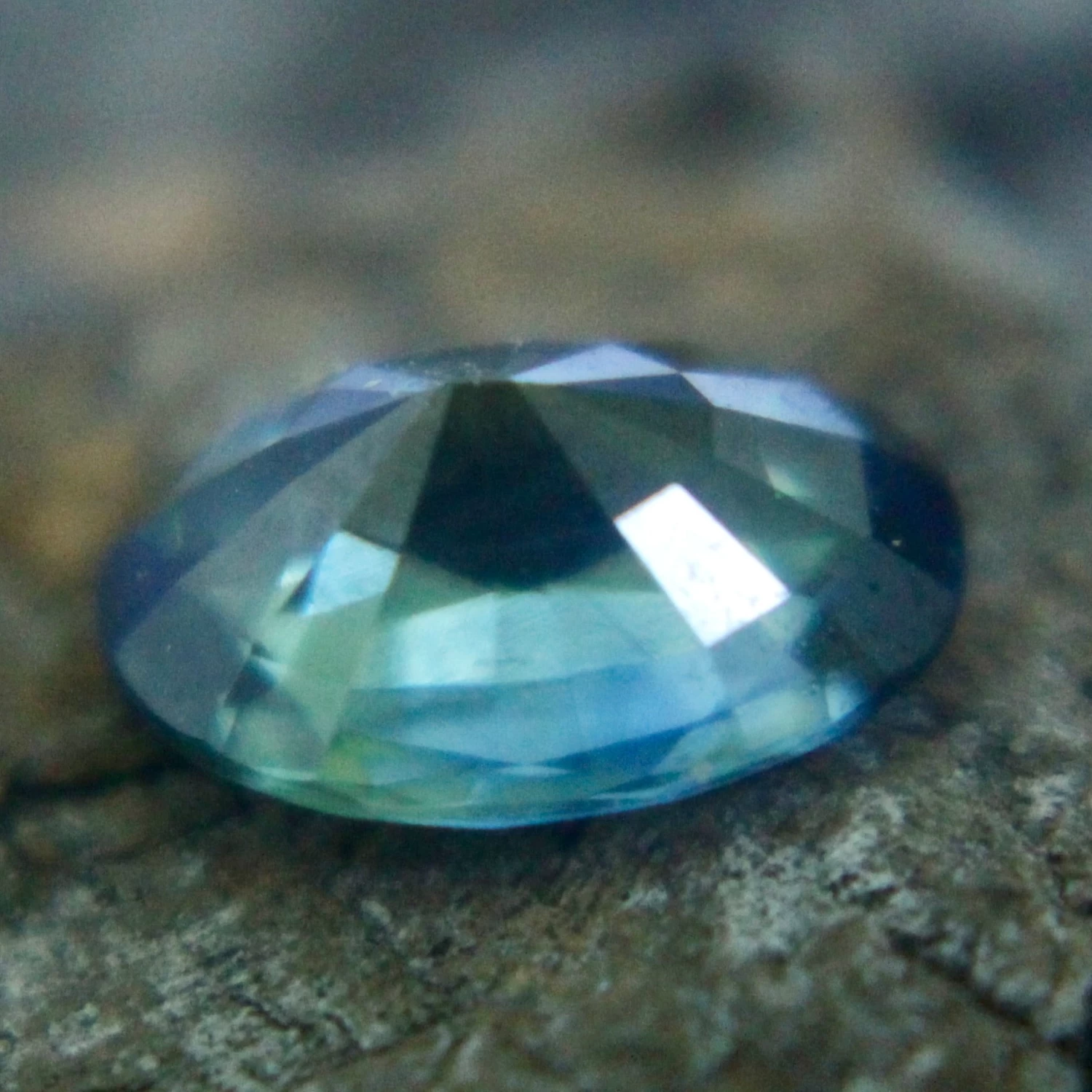 Natural Green Sapphire – 0.92 Carat Oval Cut | Eye Clean | Unheated Earth-Mined Gemstone 2 Natural Green Sapphire – 0.92 Carat Oval Cut | Eye Clean | Unheated Earth-Mined Gemstone - Image 2