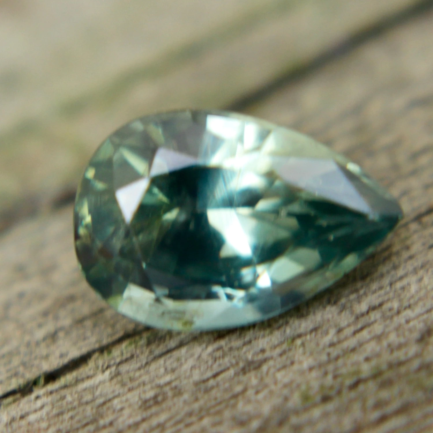 Natural Green Sapphire, Pear Cut (0.85 Ct) 4 Natural Green Sapphire, Pear Cut (0.85 Ct) - Image 4