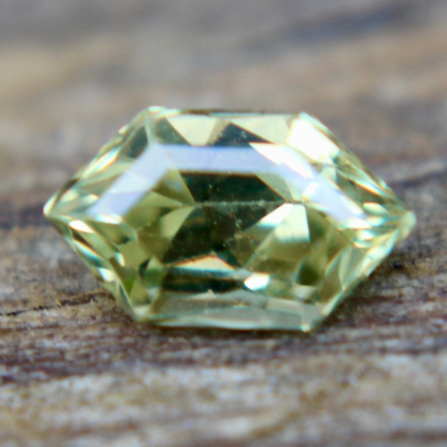Natural Greenish Yellow Sapphire – 1.01 Carat Freeform Cut (Ceylon, Unheated) 4 Natural Greenish Yellow Sapphire – 1.01 Carat Freeform Cut (Ceylon, Unheated) - Image 4