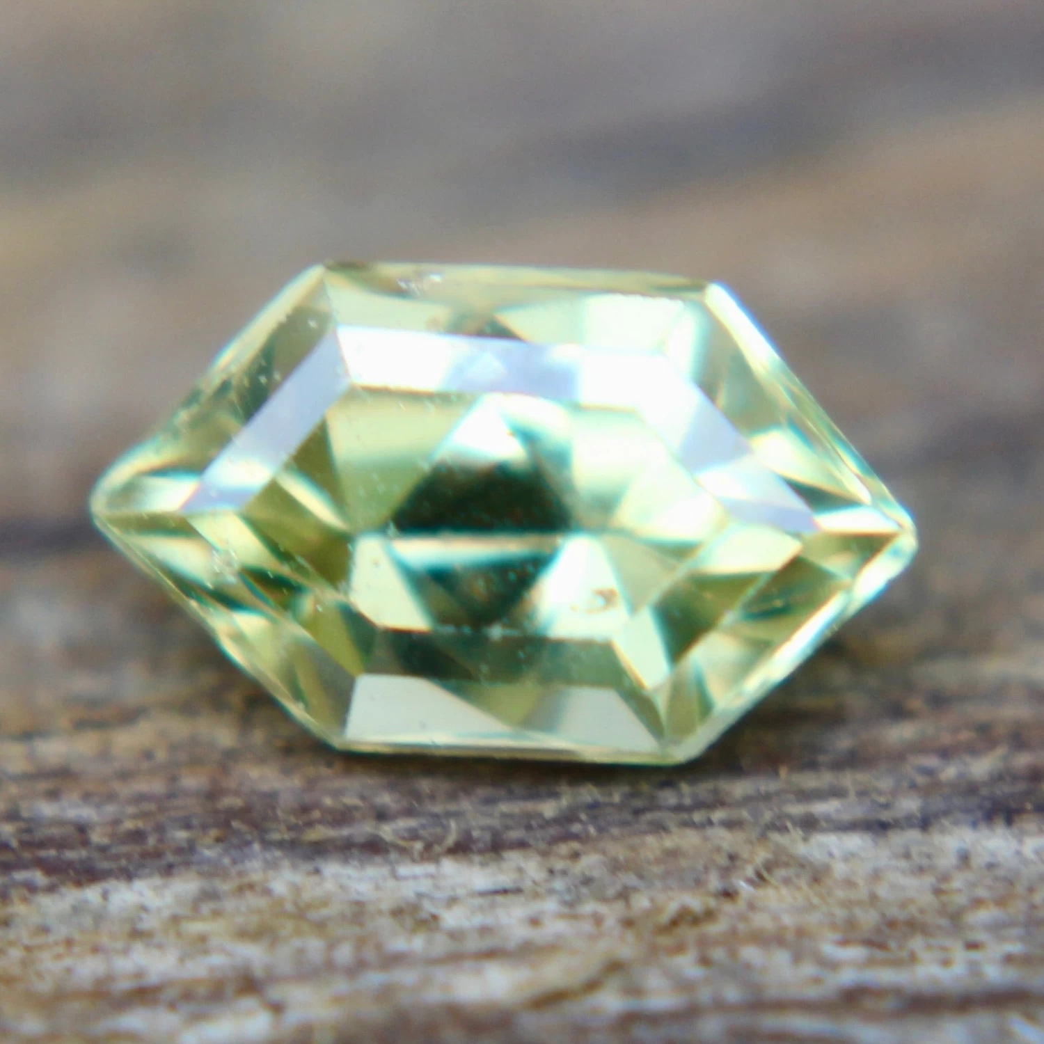 Natural Greenish Yellow Sapphire – 1.01 Carat Freeform Cut (Ceylon, Unheated) 8 Natural Greenish Yellow Sapphire – 1.01 Carat Freeform Cut (Ceylon, Unheated) - Image 8