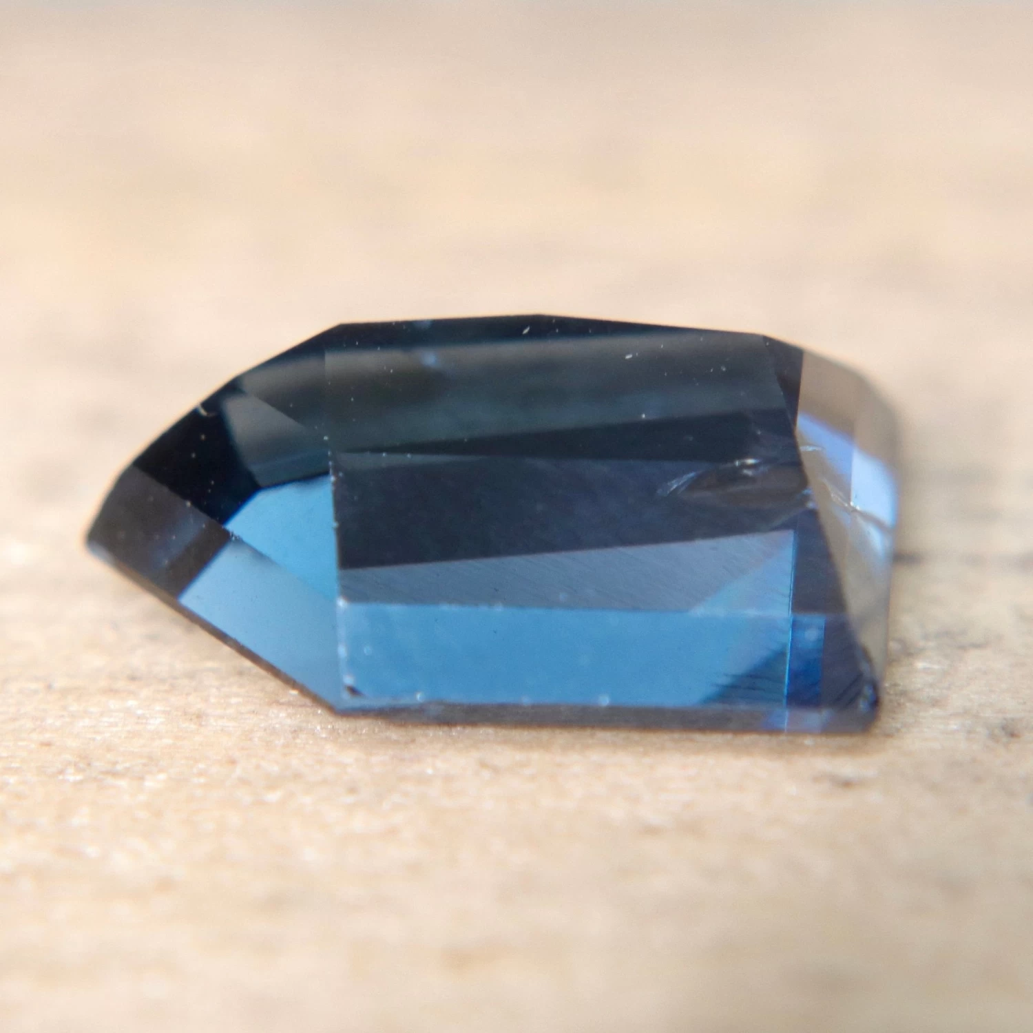 💎 Natural Greyish Purple Spinel – 4.94 Carat (Freeform Cut, Ceylon) 2 💎 Natural Greyish Purple Spinel – 4.94 Carat (Freeform Cut, Ceylon) - Image 2