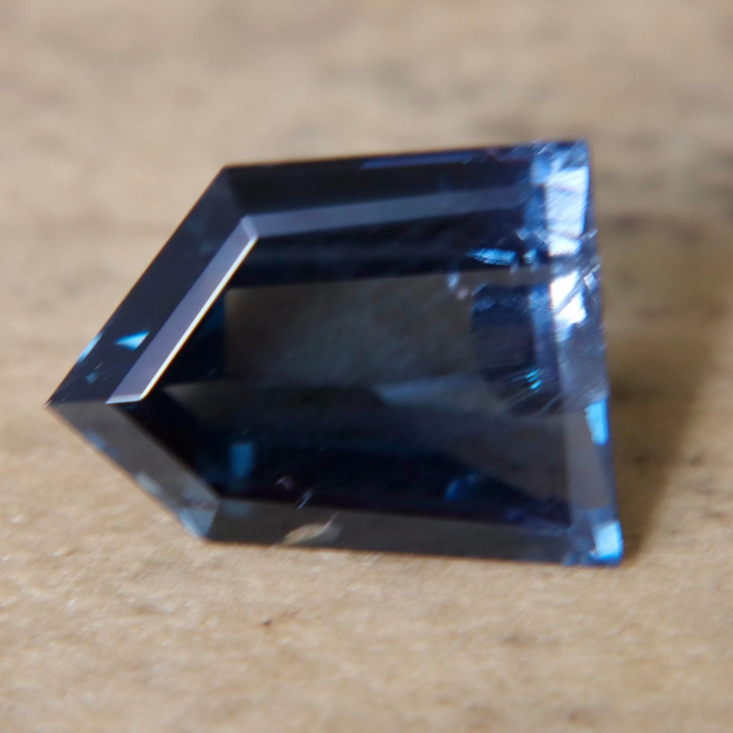 💎 Natural Greyish Purple Spinel – 4.94 Carat (Freeform Cut, Ceylon) 4 💎 Natural Greyish Purple Spinel – 4.94 Carat (Freeform Cut, Ceylon) - Image 4