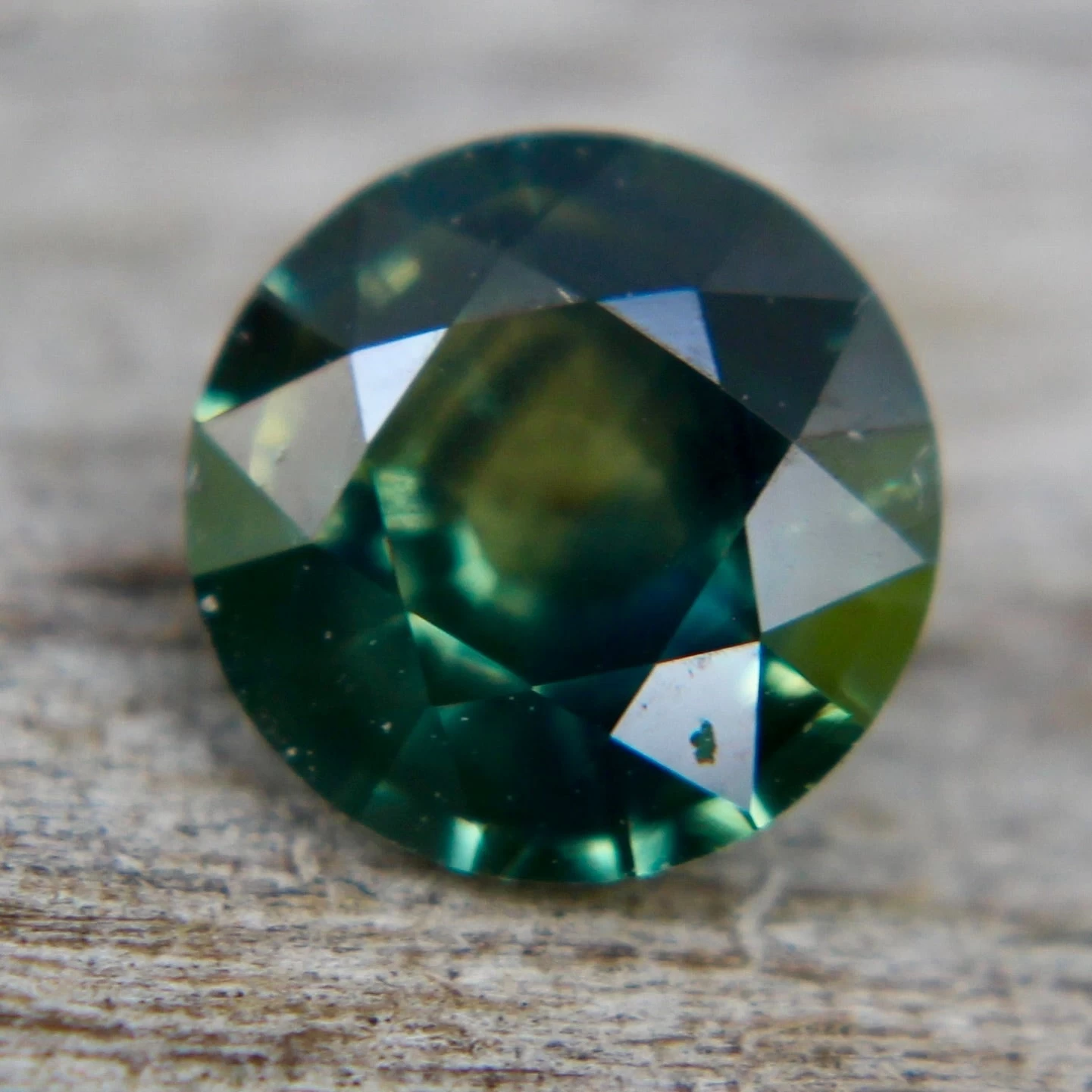 Natural Parti Sapphire – 0.86 Carat | Round Cut | Green Yellow 5 Natural Parti Sapphire – 0.86 Carat | Round Cut | Green Yellow - Image 5