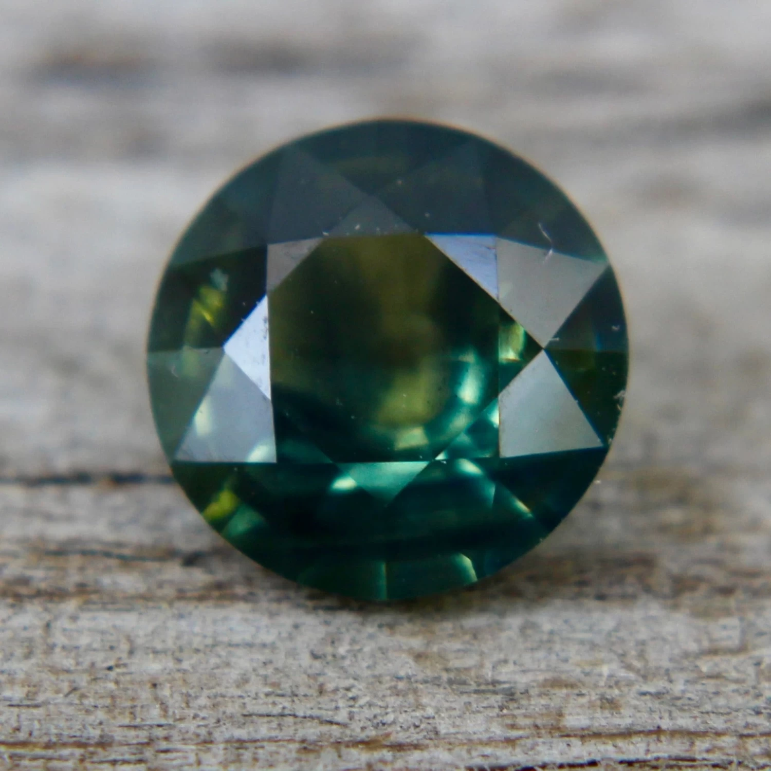 Natural Parti Sapphire – 0.86 Carat | Round Cut | Green Yellow 8 Natural Parti Sapphire – 0.86 Carat | Round Cut | Green Yellow - Image 8