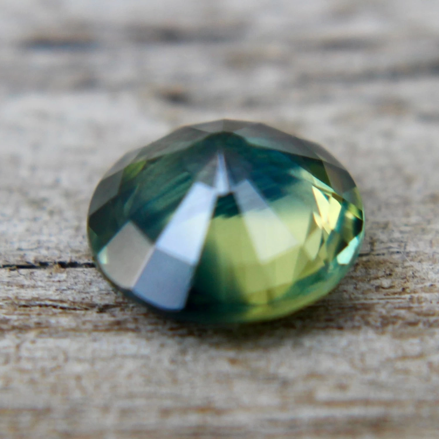 Natural Parti Sapphire – 0.86 Carat | Round Cut | Green Yellow 2 Natural Parti Sapphire – 0.86 Carat | Round Cut | Green Yellow - Image 2