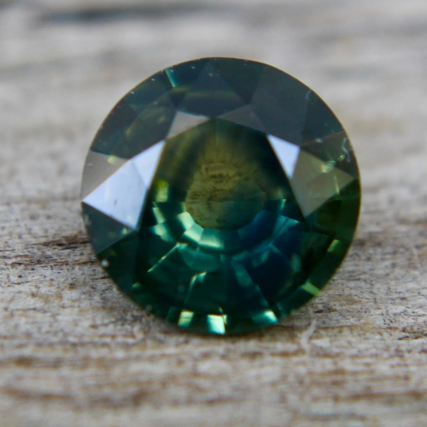 Natural Parti Sapphire – 0.86 Carat | Round Cut | Green Yellow 4 Natural Parti Sapphire – 0.86 Carat | Round Cut | Green Yellow - Image 4
