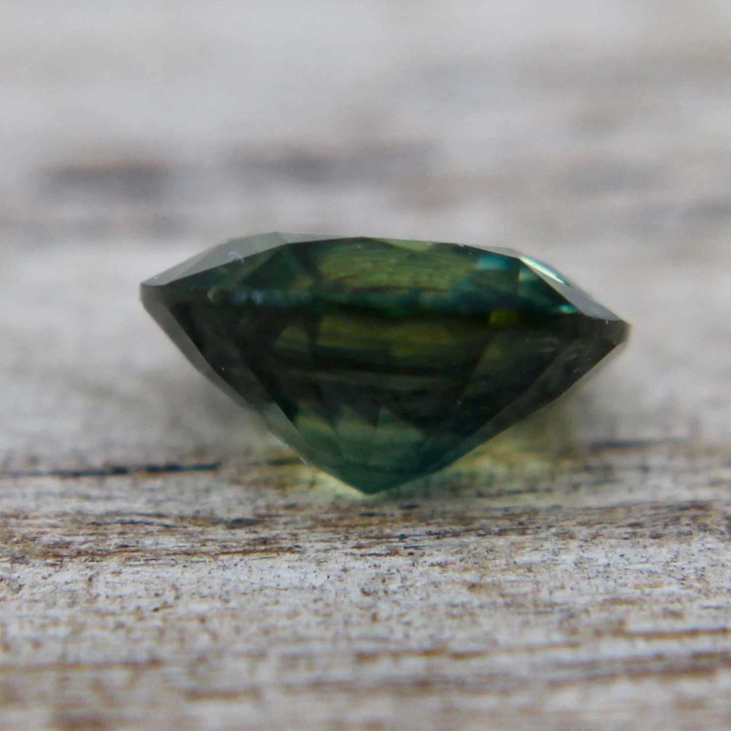 Natural Parti Sapphire – 0.86 Carat | Round Cut | Green Yellow 3 Natural Parti Sapphire – 0.86 Carat | Round Cut | Green Yellow - Image 3